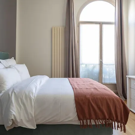 Luxury 4 Bedroom Eiffel Tower View *