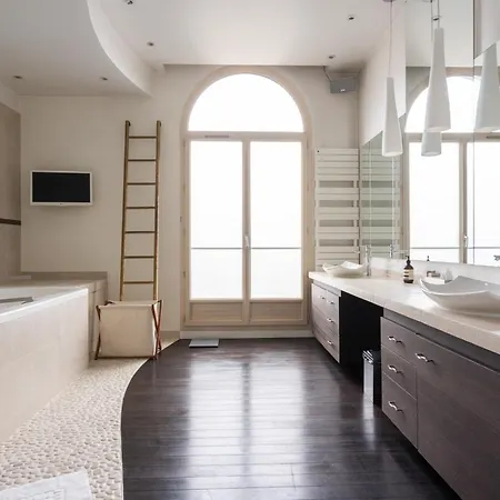 Luxury 4 Bedroom Eiffel Tower View شقة باريس