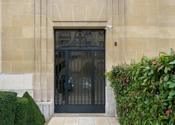 Luxury 4 Bedroom Eiffel Tower View