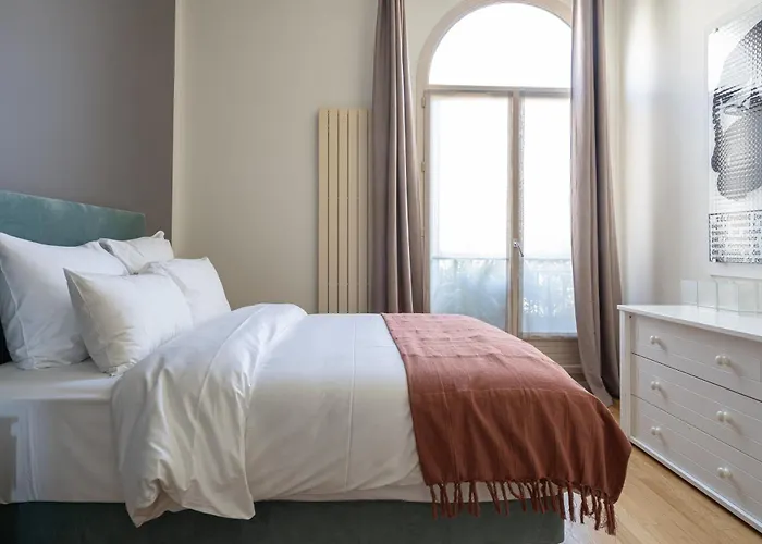 Luxury 4 Bedroom Eiffel Tower View *