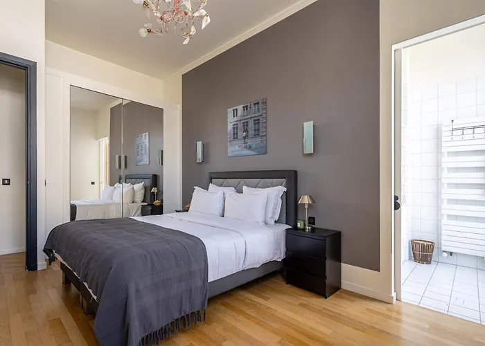 Luxury 4 Bedroom Eiffel Tower View Paris