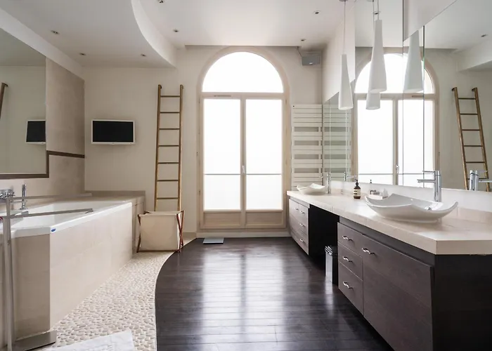 Luxury 4 Bedroom Eiffel Tower View Apartament Paryż